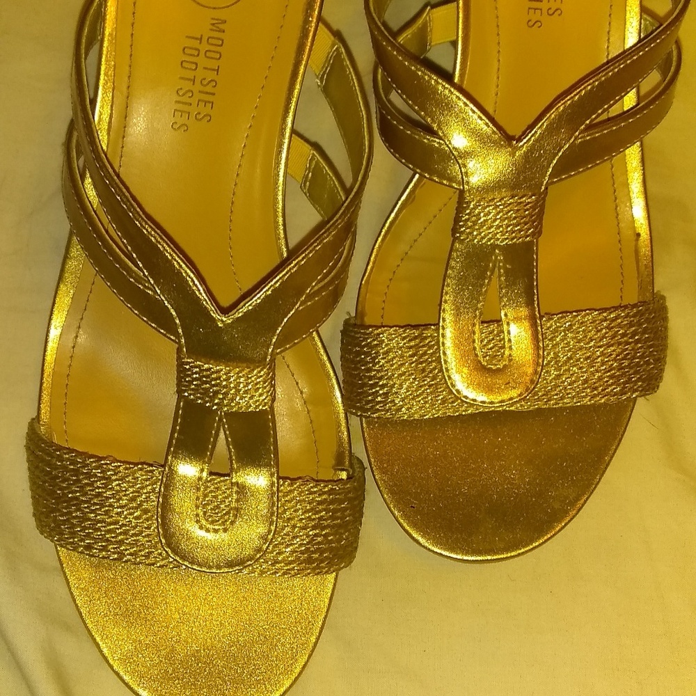 Gold mootsie tootsie wedge sandals 8